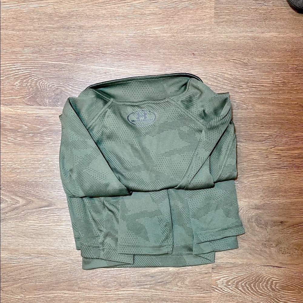 *SOLD* Under Armour long sleeved shirt - Picture 5 of 5